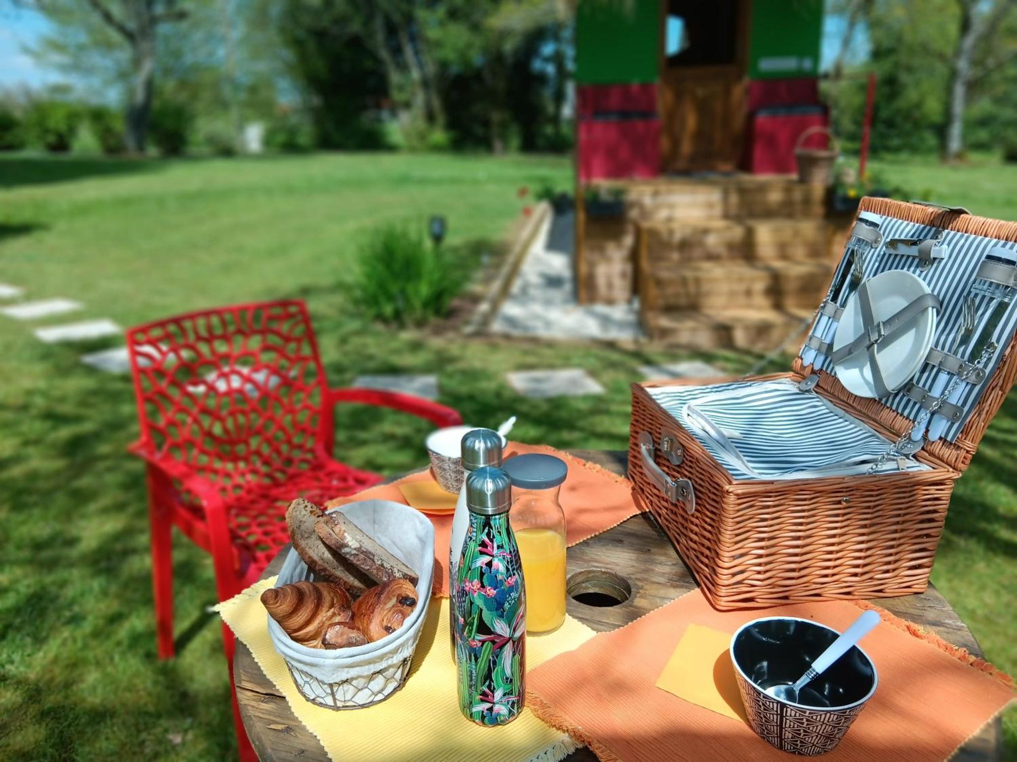 Le Val Daniniere B&B Adult Only Le Mesnil-Garnier ภายนอก รูปภาพ
